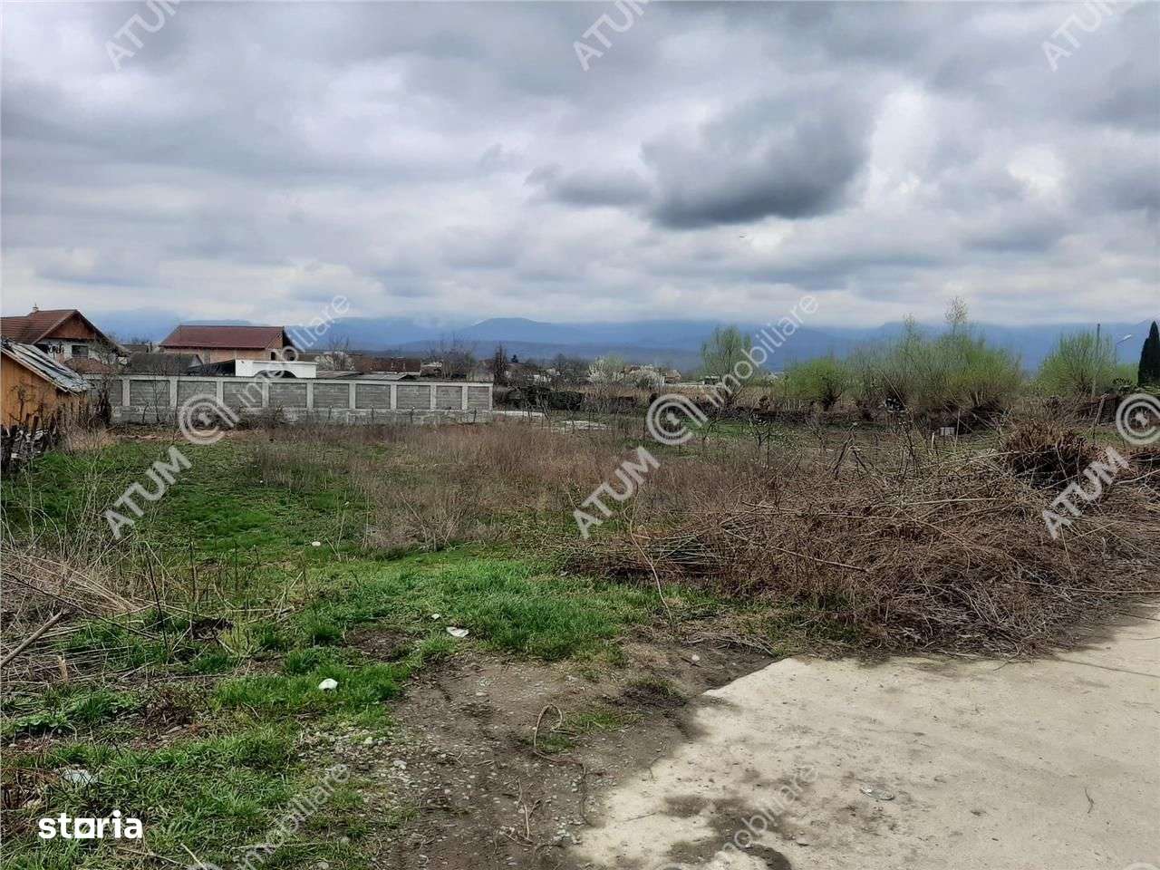 Teren intravilan 1300 mp de vanzare pe Valea Avrigului, drum asfaltat - Imagine principală: 1/6