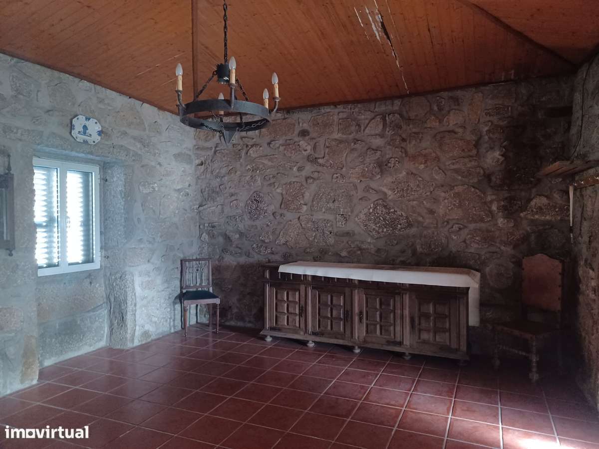 Mor.INDIVIDUAL  2300m2 de terreno + artigo urbano (Tipo T0)  em Lago-34