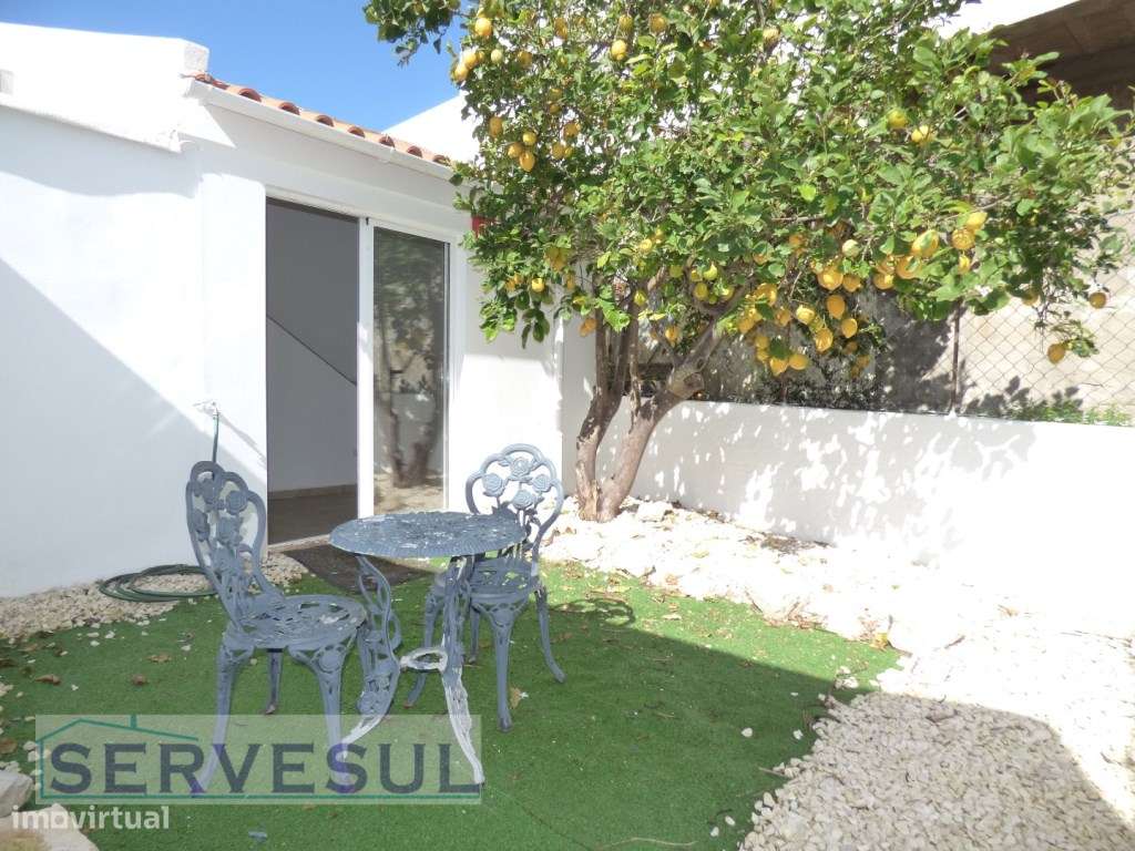 Casa Tradicional, com dois pisos, 4 quartos, dividida em duas habit...-9