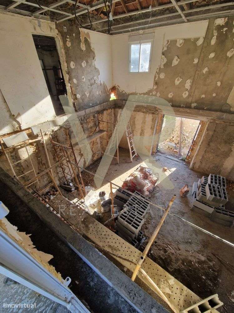 Moradia para Remodelação com Terreno Generoso em Ourém-18