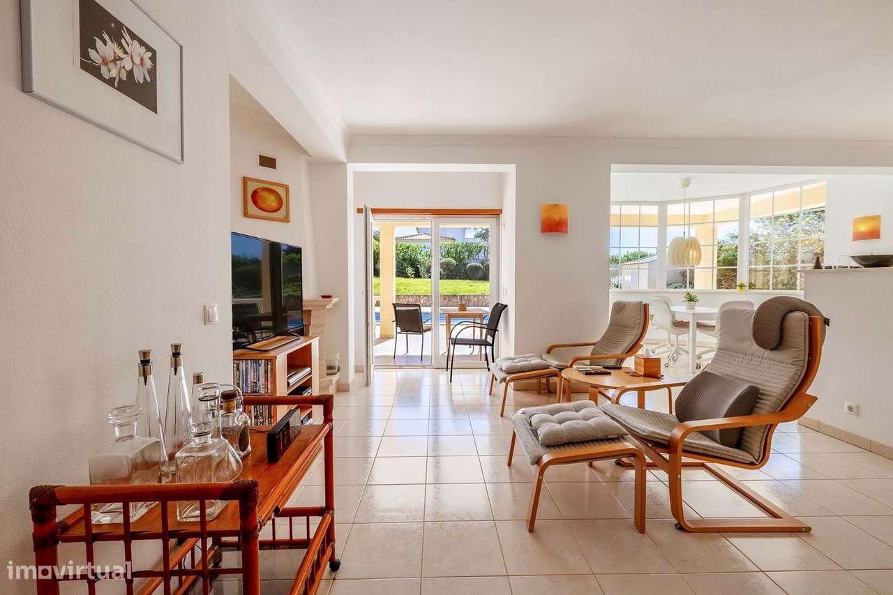 LUMINOSA MORADIA T3+1 COM PISCINA E GARAGEM PARA VENDA NA PRAIA DA LUZ - Grande imagem: 4/47