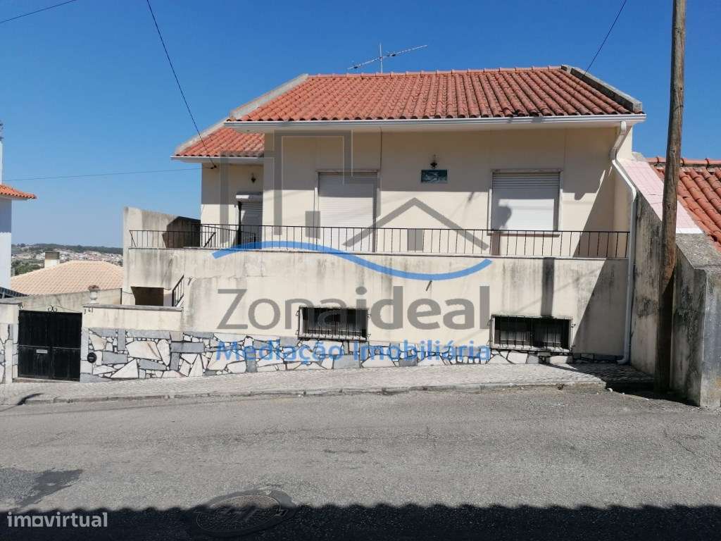 Moradia com dois pisos e logradouro, localizada em Alenquer-42