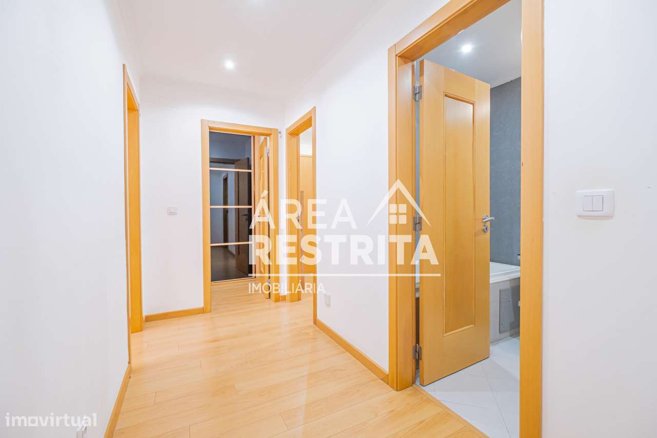 Apartamento T3 com parqueamento e varanda no Parque Luso em Corroios-24