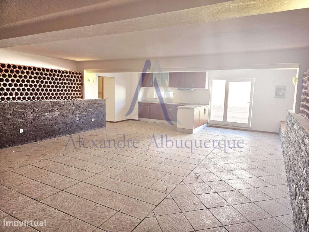 Moradia Isolada com Piscina T3+2-28