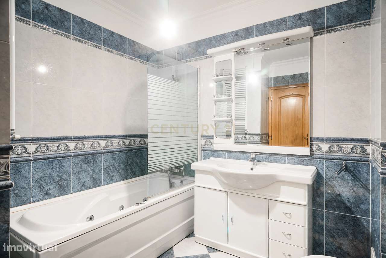 Duplex T3+3 com Vista Mar e Garagem Box – junto à praia e à A5-15