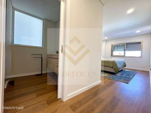 Moradia T4 de Luxo com Piscina e Jardim em Esmoriz-22