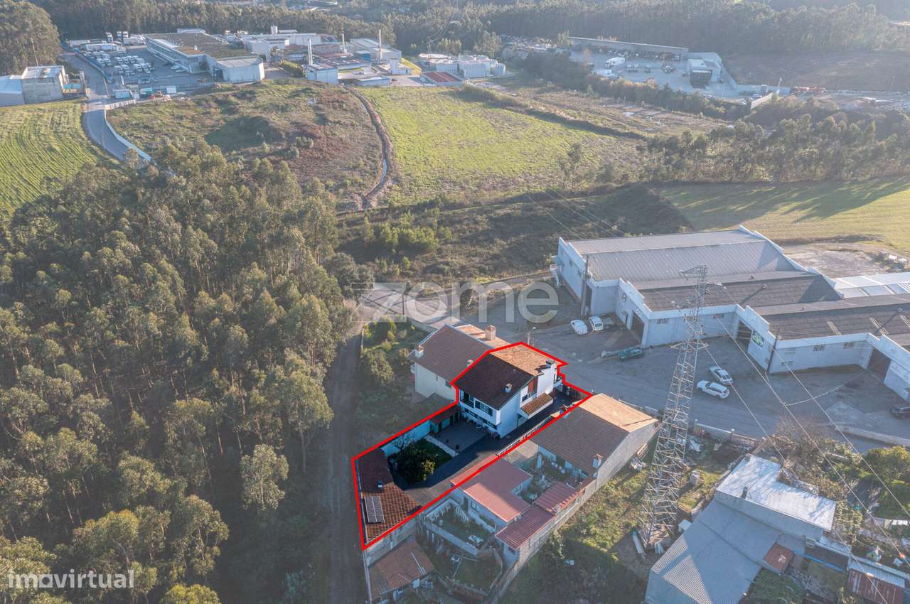 Moradia T4 com pátio, jardim e garagem em Covelas - Trofa - Grande imagem: 2/60