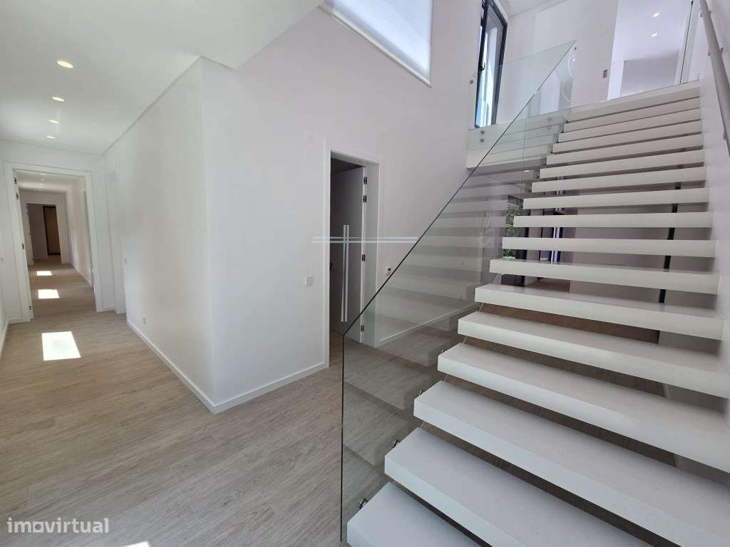 Moradia isolada T4, arquitetura contemporânea com garagem e piscina...-18