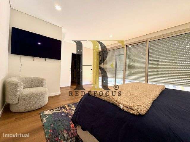Moradia T4 de Luxo com Piscina e Jardim em Esmoriz-37