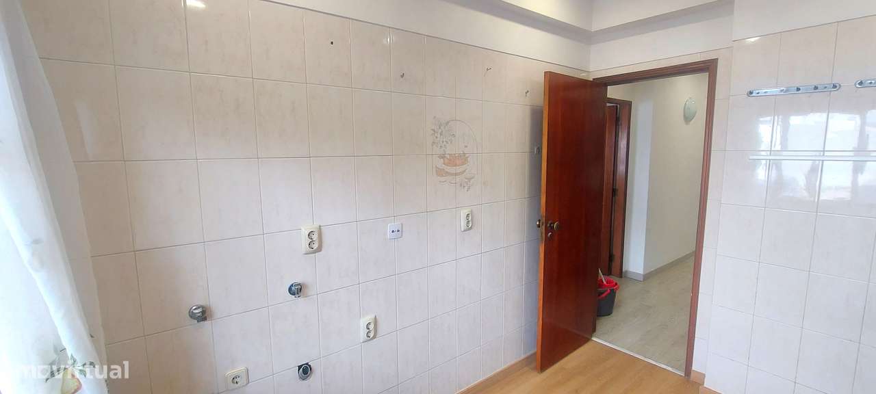 VALE FLORES - T3 REMODELADO COM SUITE NUM R/C-8