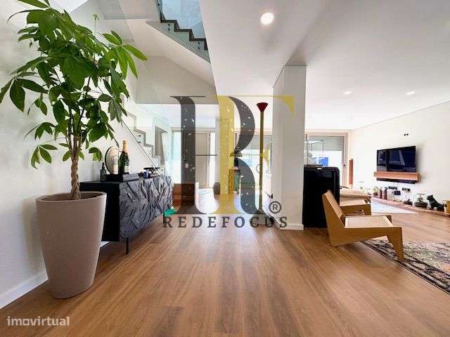 Moradia T4 de Luxo com Piscina e Jardim em Esmoriz-14