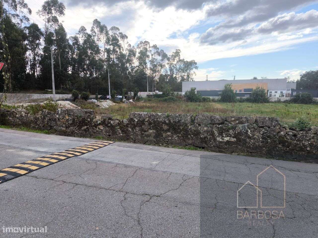 Terreno 775m2 p/ moradia 3 FRENTES térrea / dois pisos. Folgosa,Maia,-5