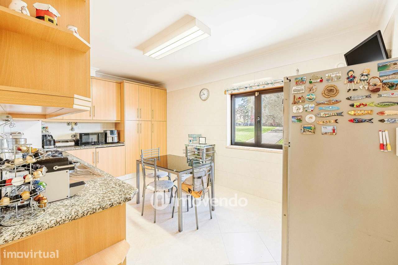 Apartamento T2, com estacionamento e arrecadação, em Vialonga - Grande imagem: 2/50