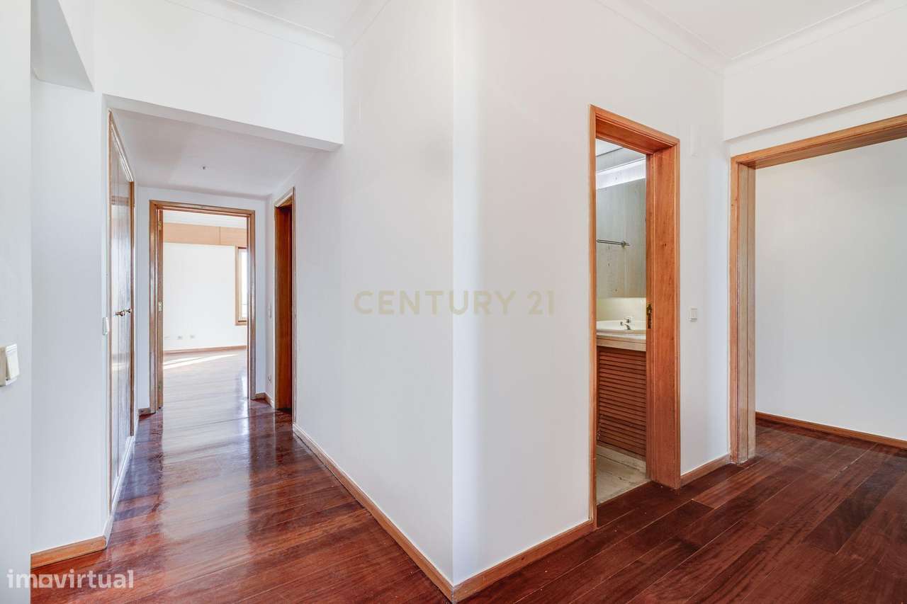 Fantástico T5 Quinta das Conchas frente ao metro-26