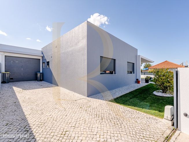 Moradia T4 térrea com piscina, garagem e jardim em Brejos de Azeitão-4