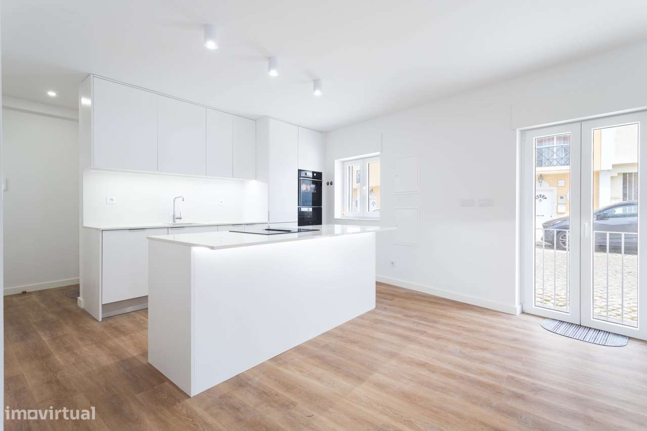 Encontre a Tranquilidade na Trafaria: Magnífica Moradia T3 com Design - Grande imagem: 4/25