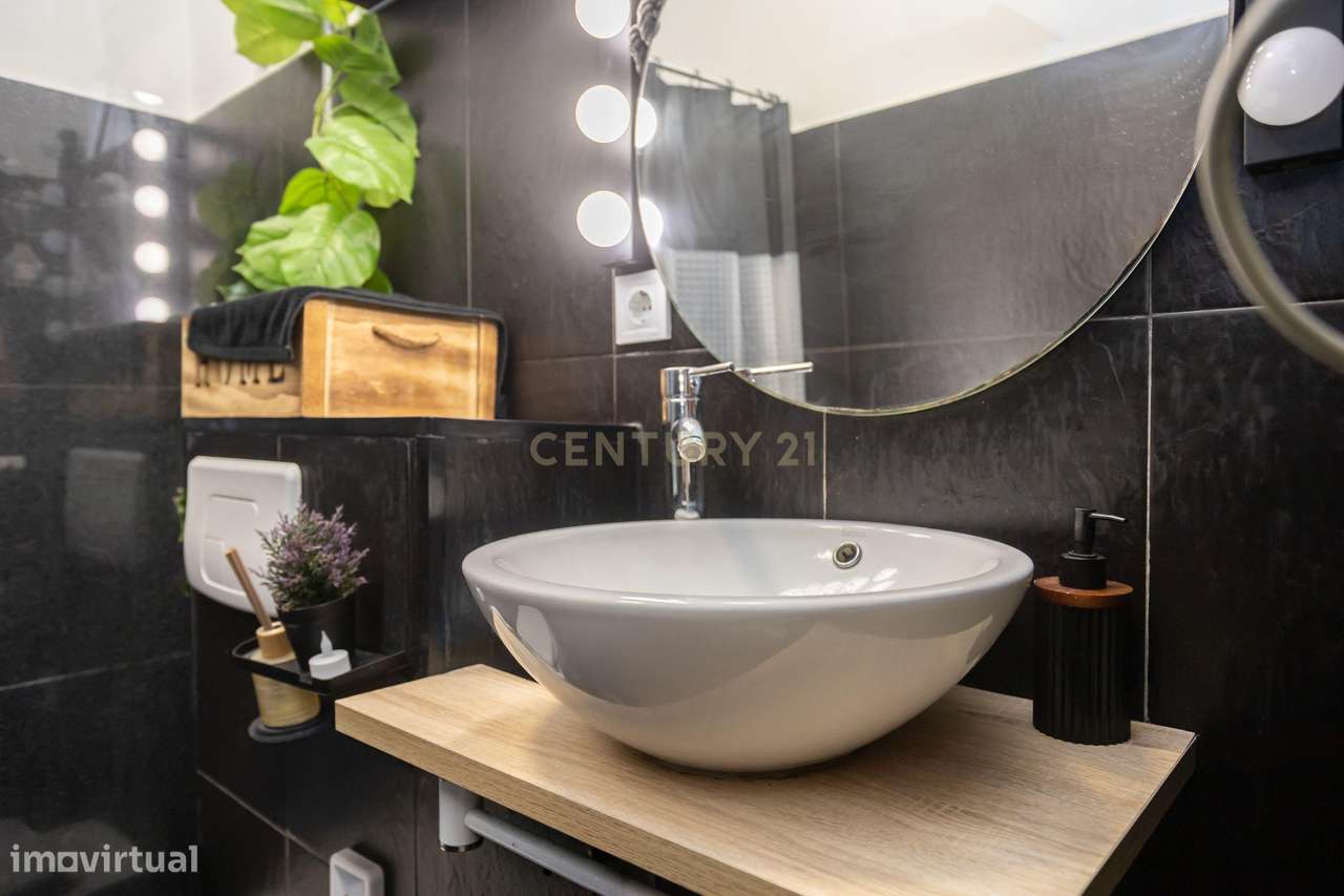 Moradia T2 Renovada com Quintal e Jardim – O Refúgio Ideal para Viver-18