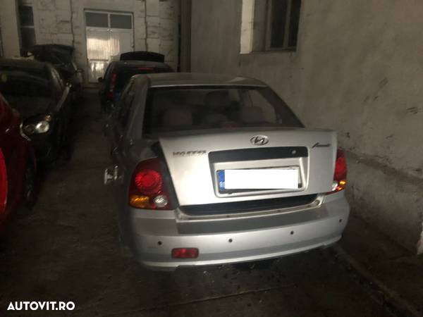 Dezmembrez Hyundai Accent 2 2005 gri argintiu - 1