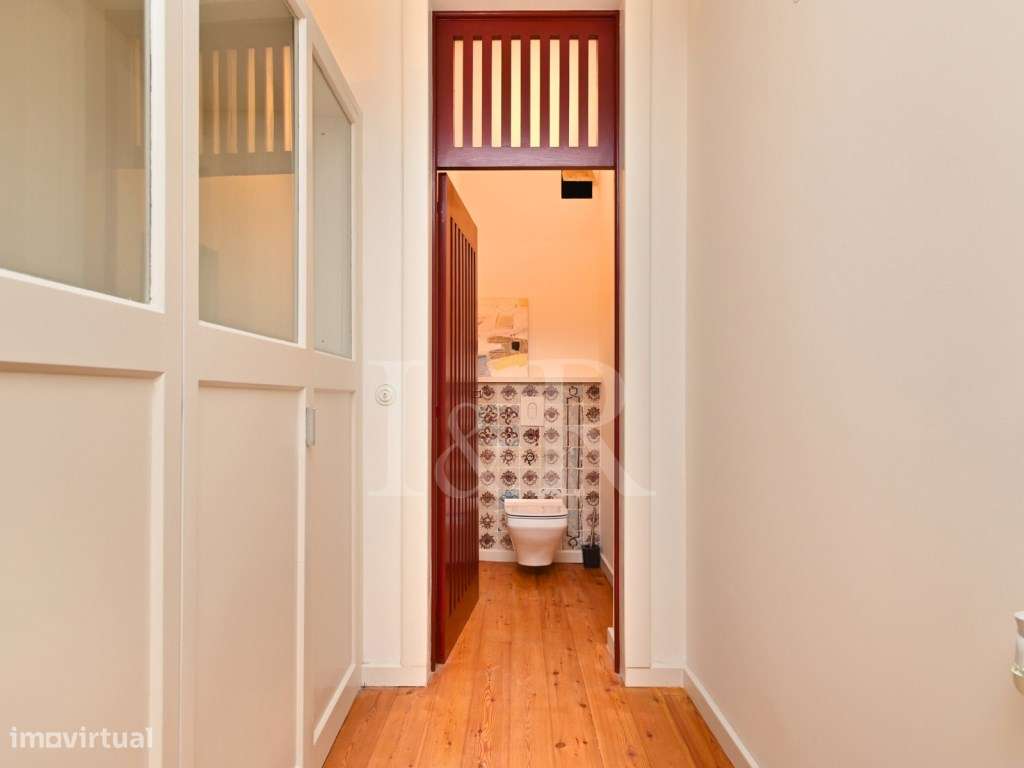Apartamento T3 renovado no centro histórico de Lisboa-17