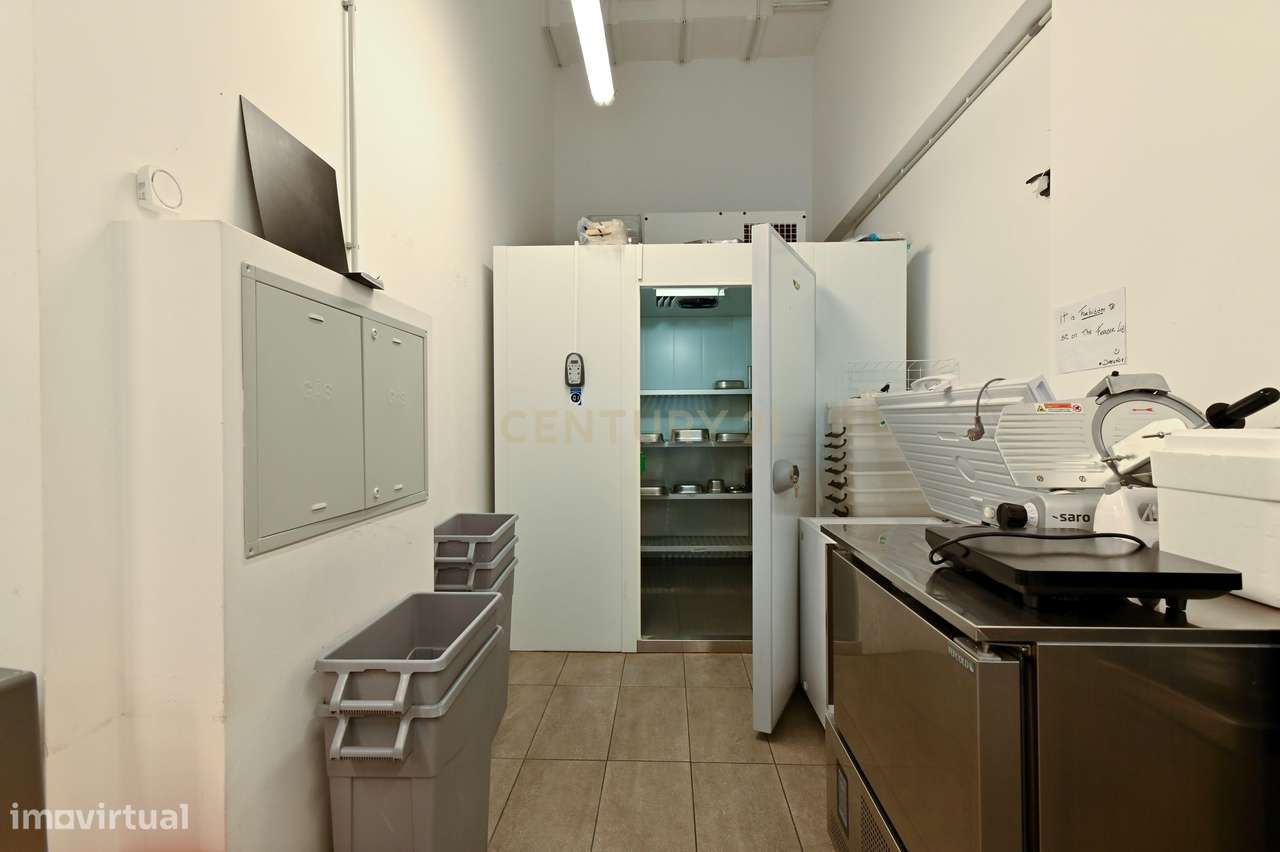 Trespasse de Restaurante (270 m2 + 2 esplanadas + 9 lugares de estacio-13