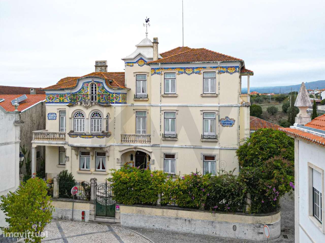 Palacete único dos anos 30 do séc. XX ergue-se no coração de Alcanena - Grande imagem: 2/60