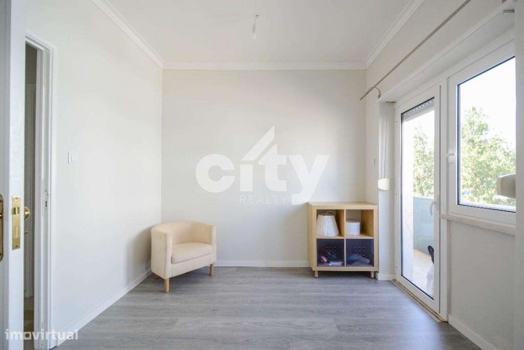 Apartamento T3 localizado em zona central de Massamá junto à Escola Se-21