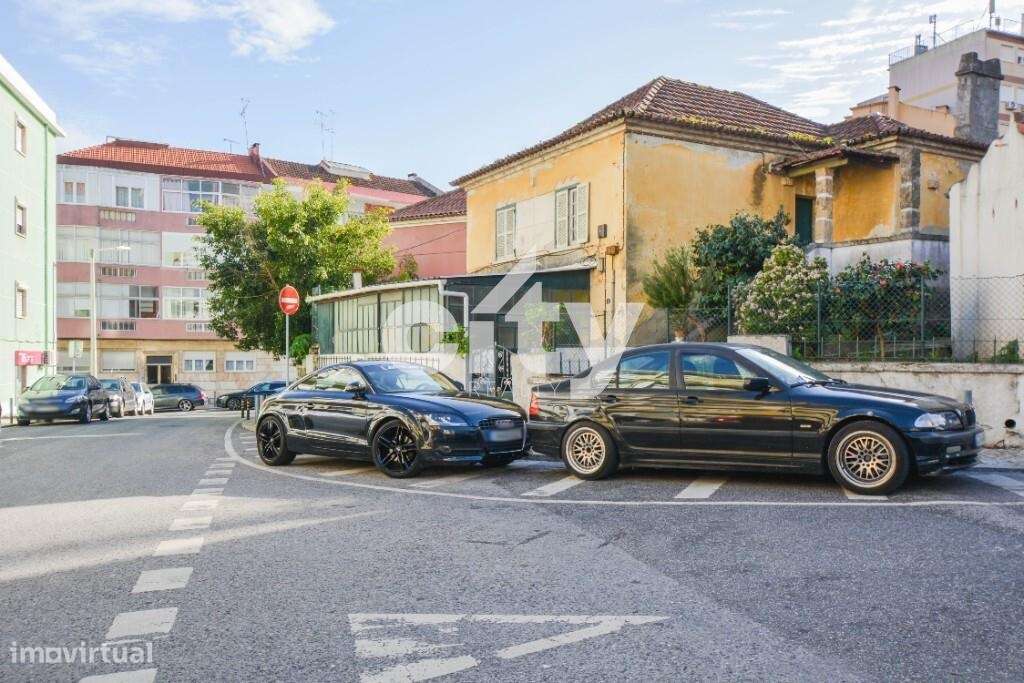 Moradia com terreno no centro de Odivelas para recuperar - Grande imagem: 2/24