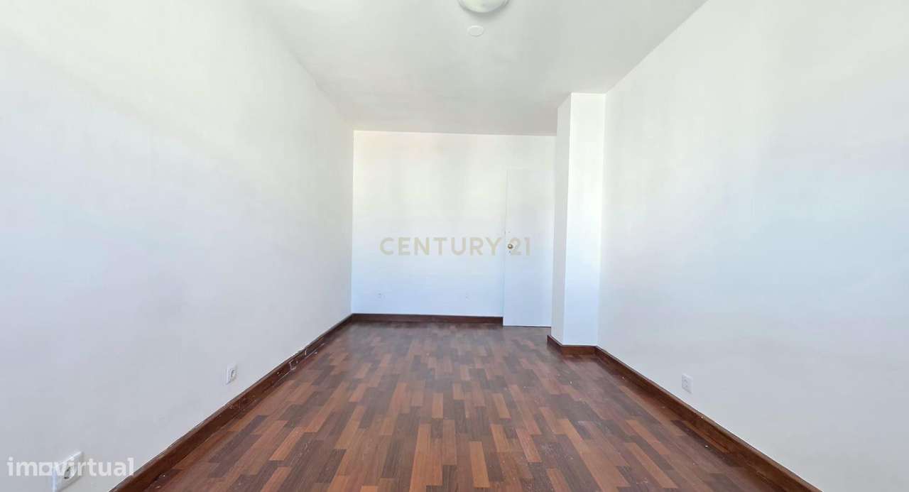 Apartamento T5 Duplex com Vista Panorâmica em Loures-16