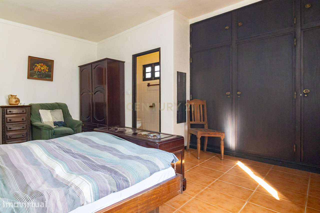 Moradia com construções de apoio, piscina e localização priviligiada-24