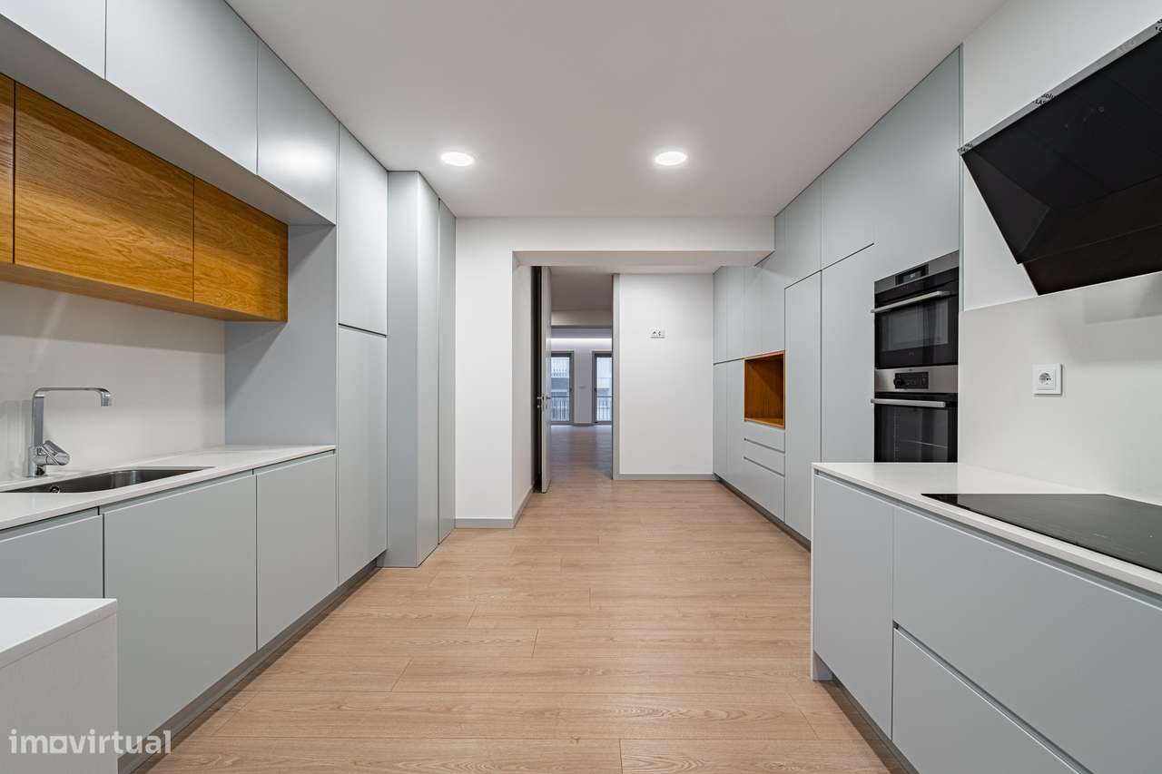 T4 amplo, 4 suites e estacionamento 4 carros – Marquês, Porto-23