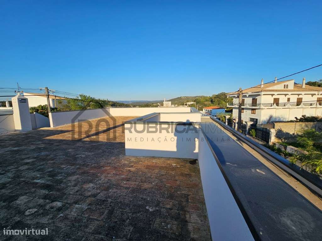 Moradia V3 renovada, com logradouro e anexo-28