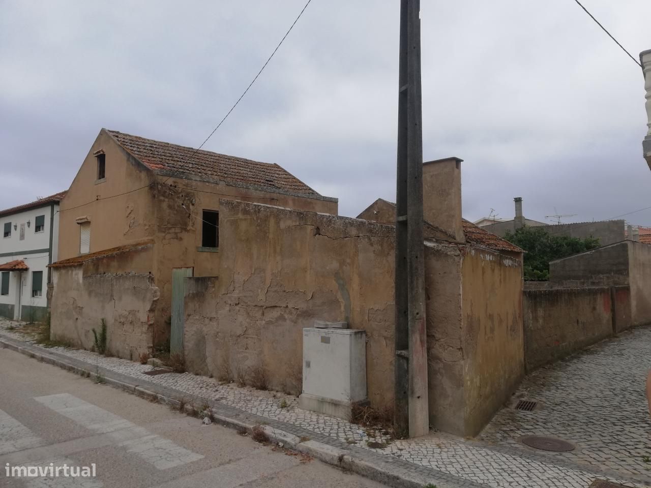 Cova S. Pedro - Casa P/ Recuperar ou Alterar - Rua Acesso á Praia