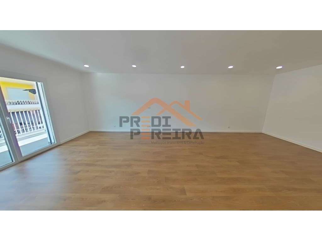 T2 com varanda de 14 m2, sala de 36m2, dois parqueamentos e arrecad... - Grande imagem: 3/22