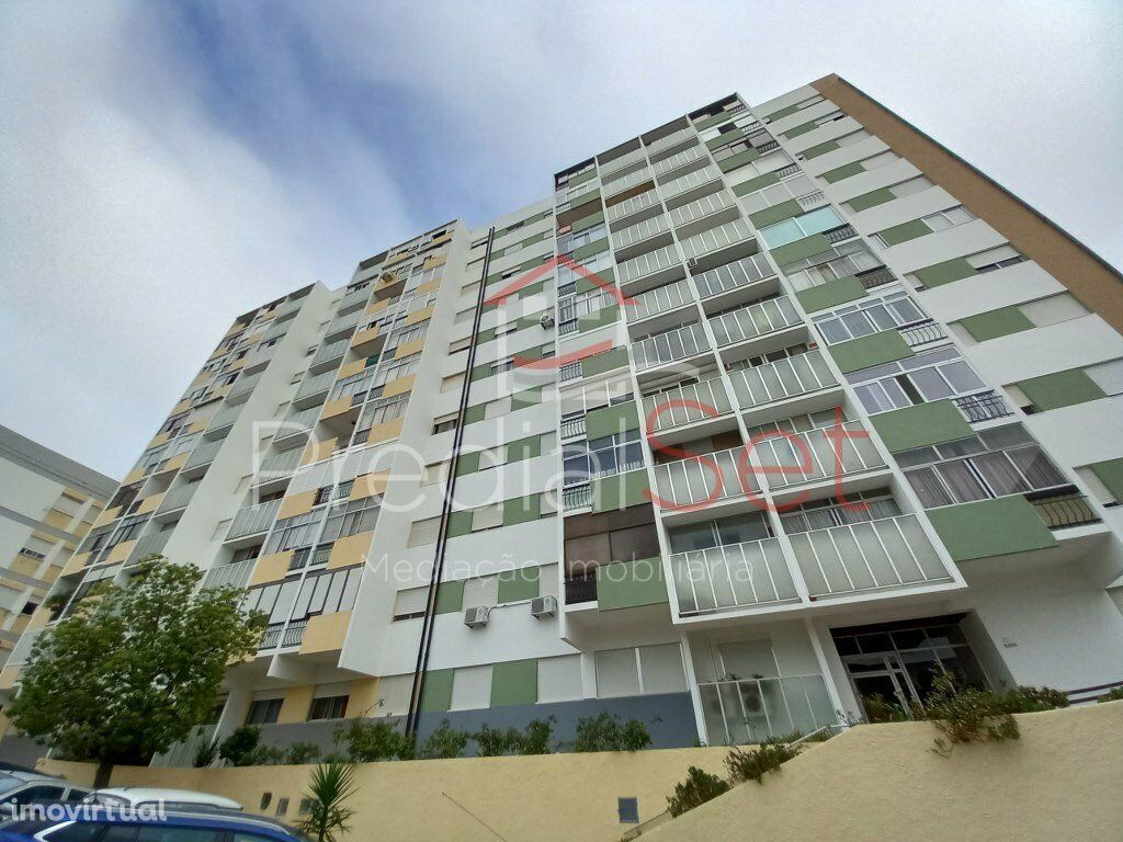 Apartamento T2 renovado com vista rio em Miratejo