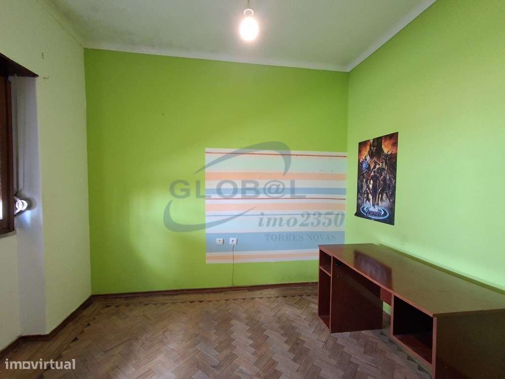 Moradia T3 no Centro de Vila Moreira - com logradouro, anexos e fre...-11