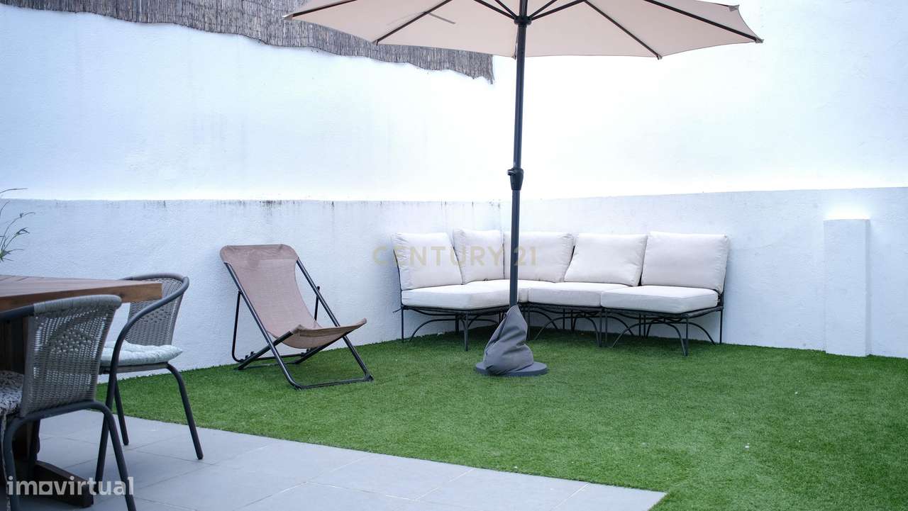 Apartamento T2 Renovado com Logradouro de 80m² no Centro de Almada-1