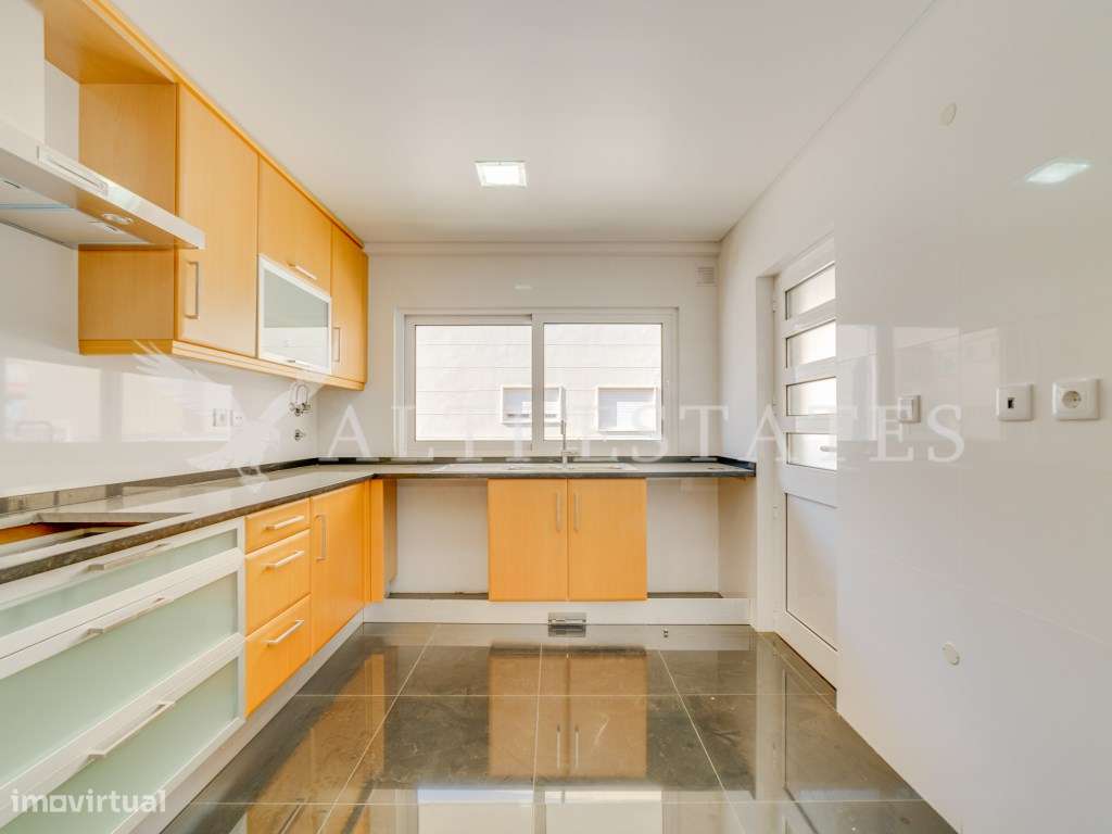 Apartamento Duplex T3 Virado a Sul com Vista Mar, Pronto a Estrear-8