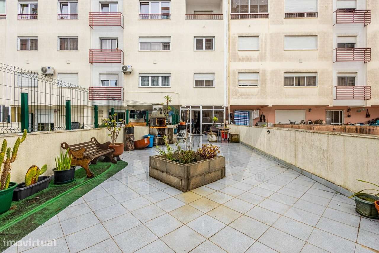 Apartamento T2 com 111 m2 em Monte Abraão-21