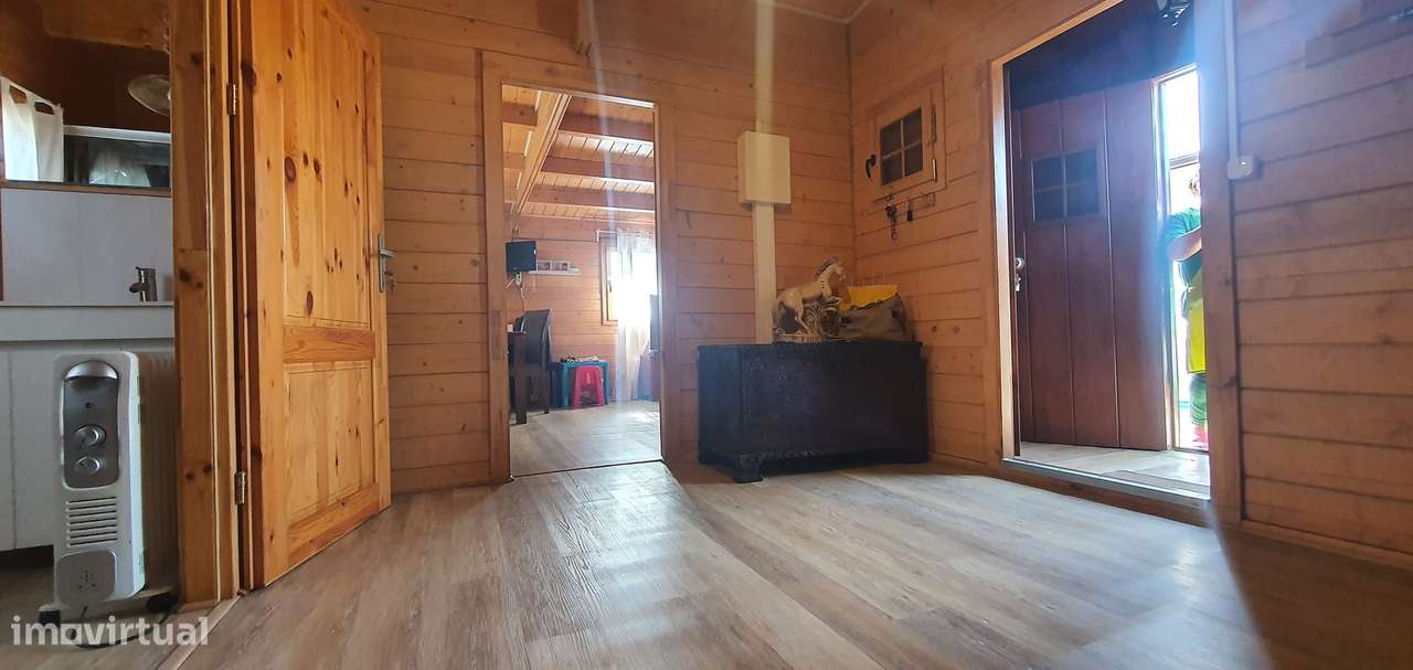 Lindíssima Moradia em Madeira inserida num terreno de 540m2 garagem-27