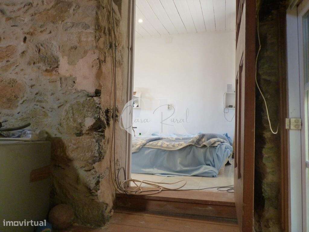 Duas casas habitáveis numa aldeia tradicional de montanha em Alvares,-33