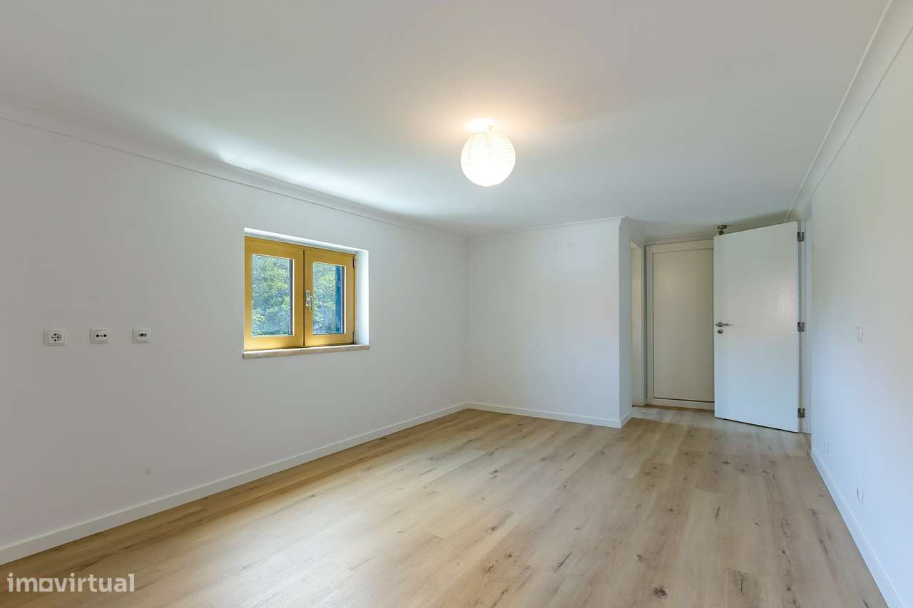 Moradia T4 Renovada | 3 Suites | Lote 900m2-12