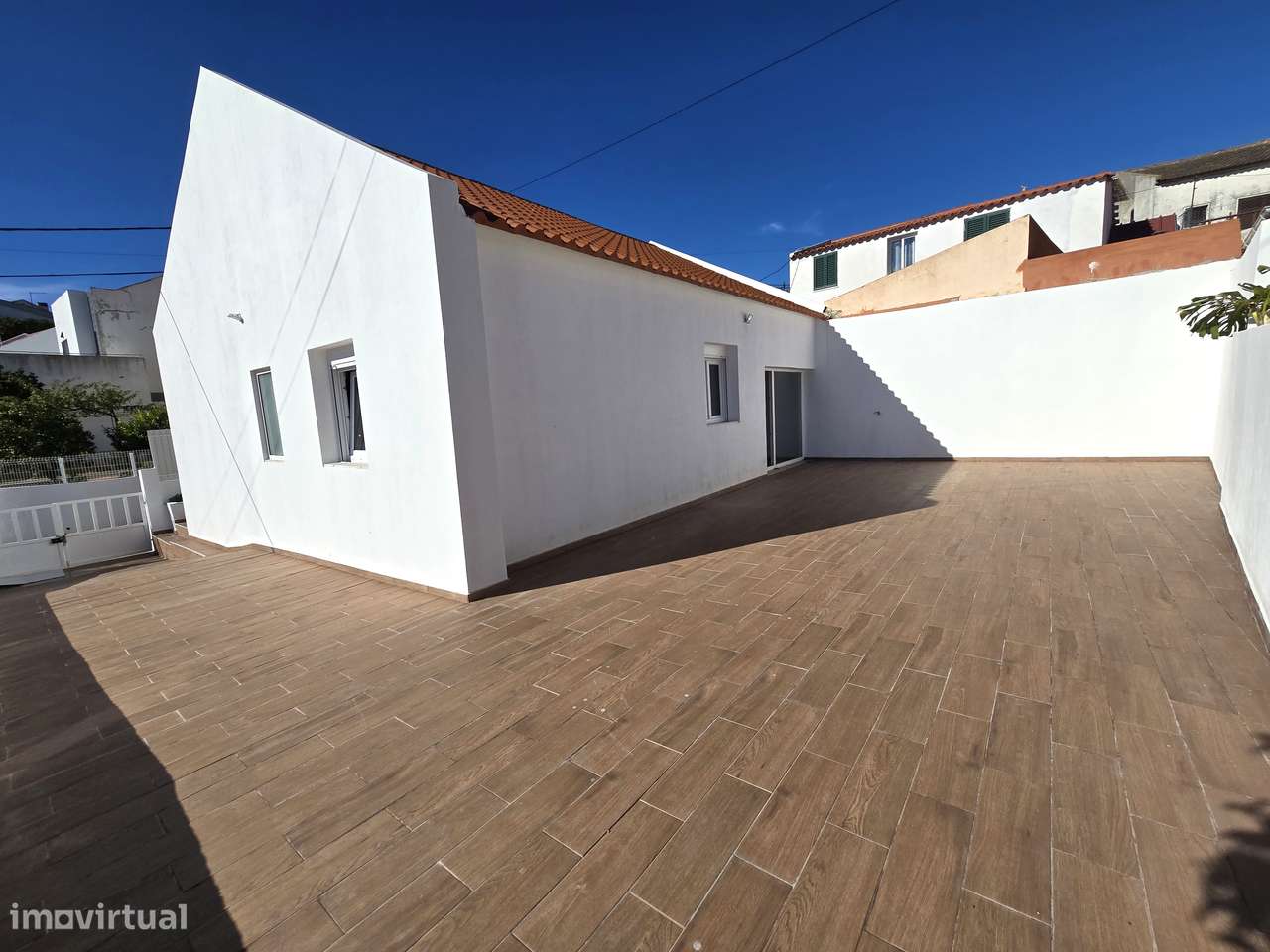 Fantástica Moradia T2 Totalmente Renovada, Independente em Setúbal-34