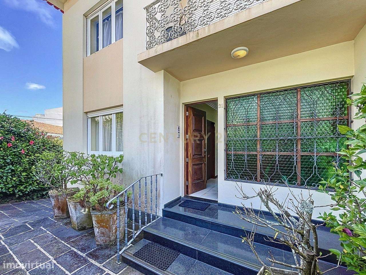 Moradia com Potencial Único no Centro da Cidade de Ponta Delgada - Grande imagem: 2/24