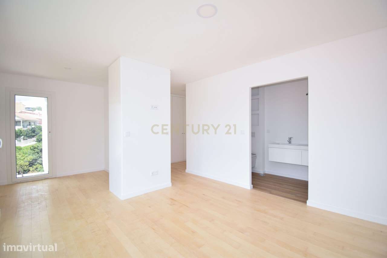 Moradia T4 de Arquitetura Moderna e Sustentável em Famões - Casal do R-16