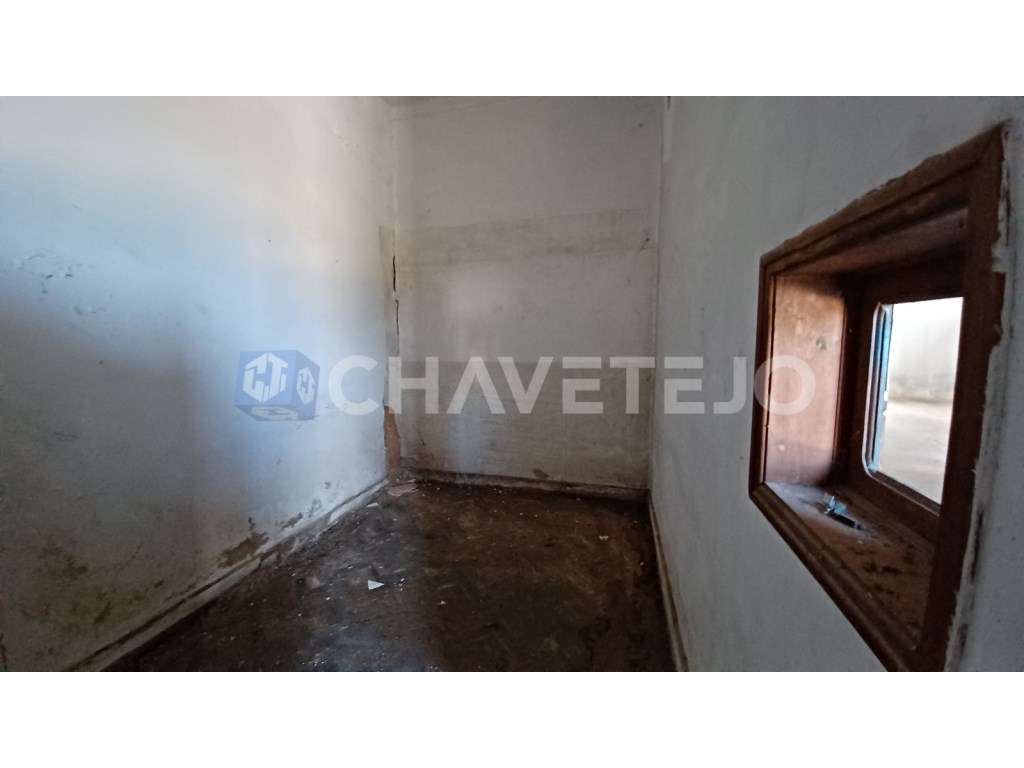 Prédio com habitação, armazém, e logradouro a 3 minutos de Tomar.-8