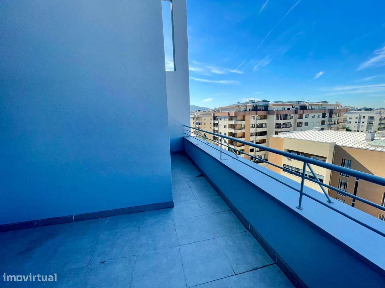 Apartamento T5 Duplex com Terraço, Lareira e Garagem em Zona Premium-6