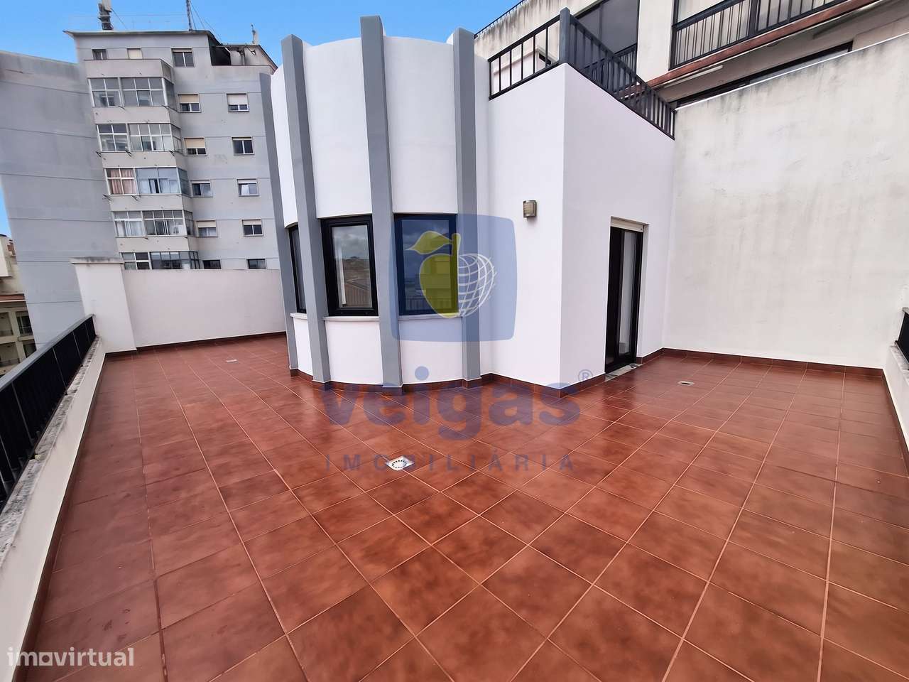 Apartamento T3 remodelado com terraço panorâmico, garagem e elevador,-12