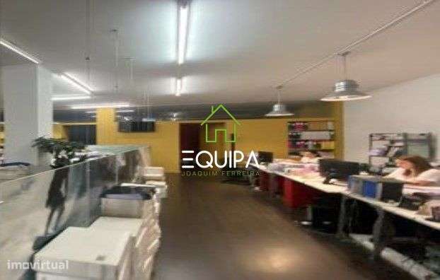 Loja licenciada para comércio e serviços, no centro da cidade de San-6