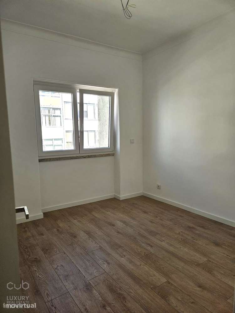 Apartamento T2 Remodelado no Coração de Almada — Elegância, Luz e Cent-11