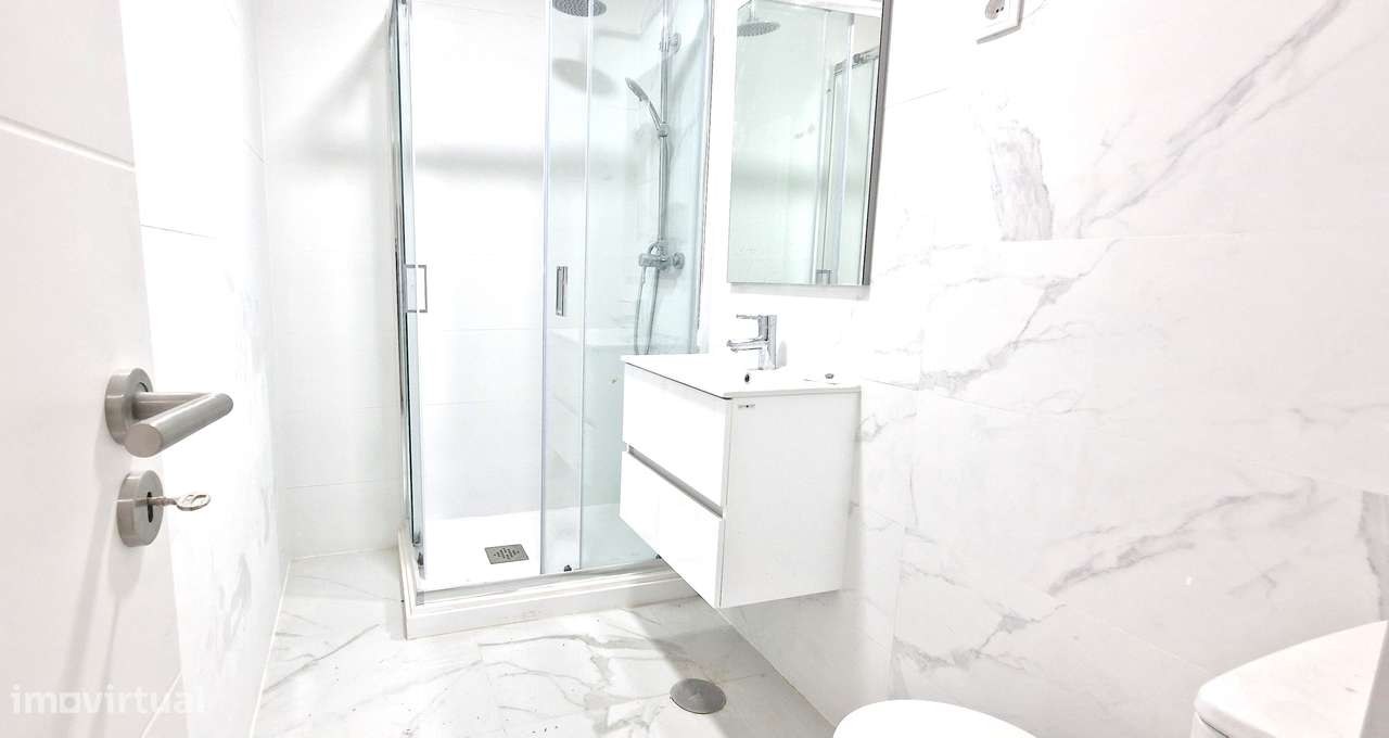 Charmoso T2 Renovado com Terraço O Refúgio Familiar Perfeito com Elegâ - Grande imagem: 4/8